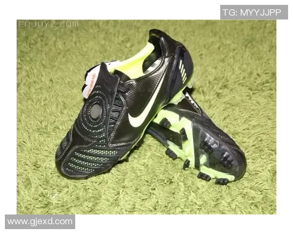 球星经典回归老款足球鞋重现场，重温传奇球场时光